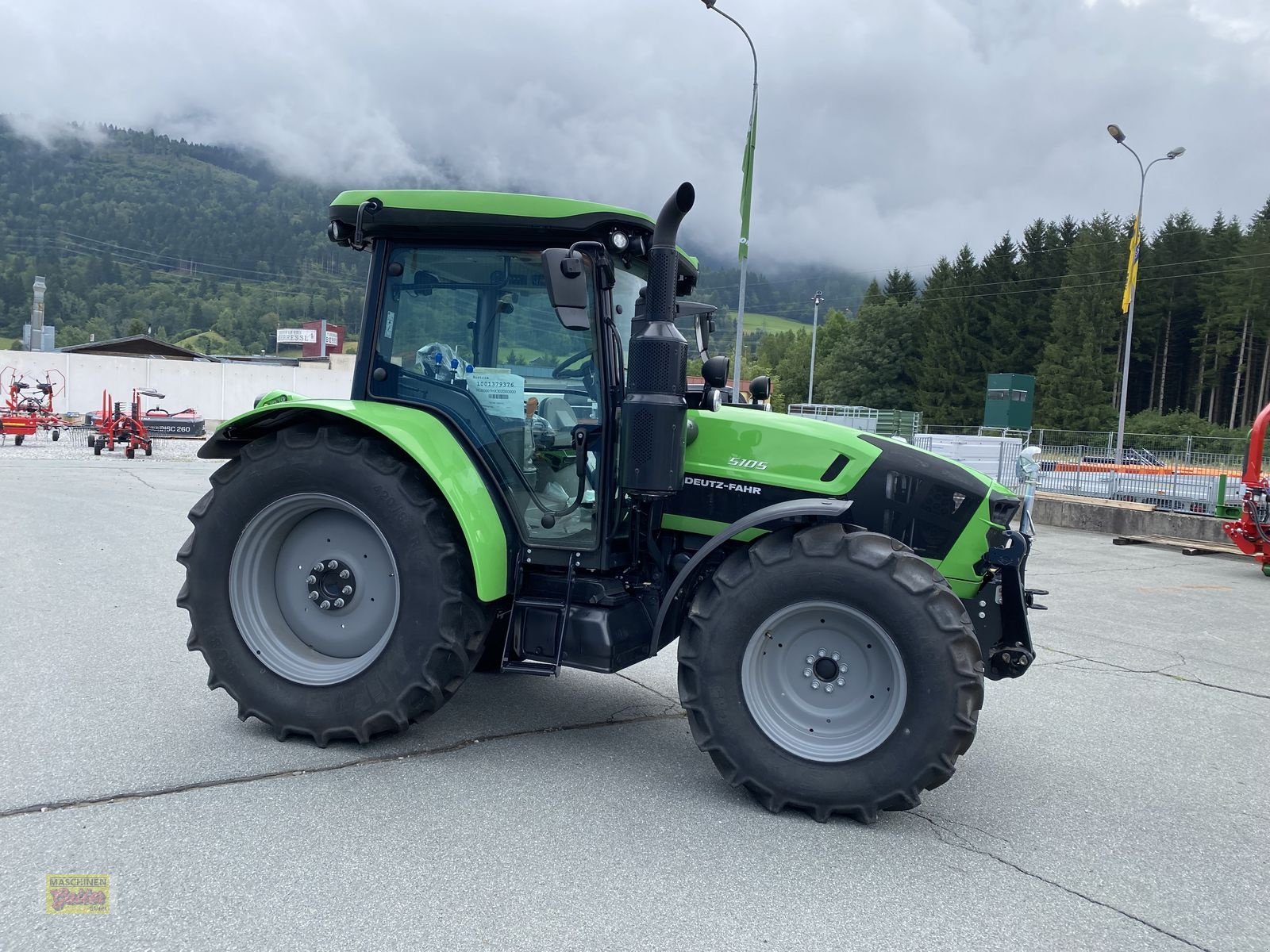 Traktor of the type Deutz-Fahr 5105, Neumaschine in Kötschach (Picture 4)