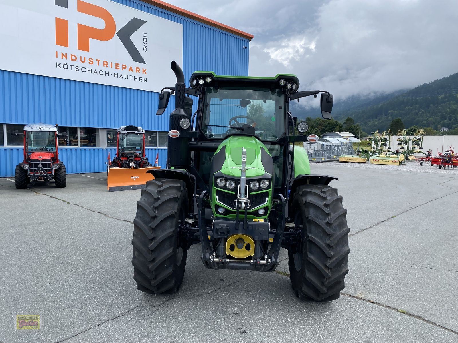Traktor of the type Deutz-Fahr 5105, Neumaschine in Kötschach (Picture 3)