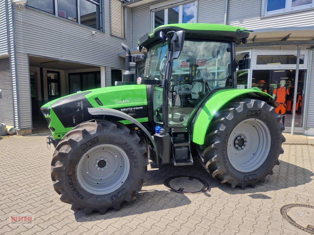 Traktor des Typs Deutz-Fahr 5115 GS, Neumaschine in Zell a. H. (Bild 2)