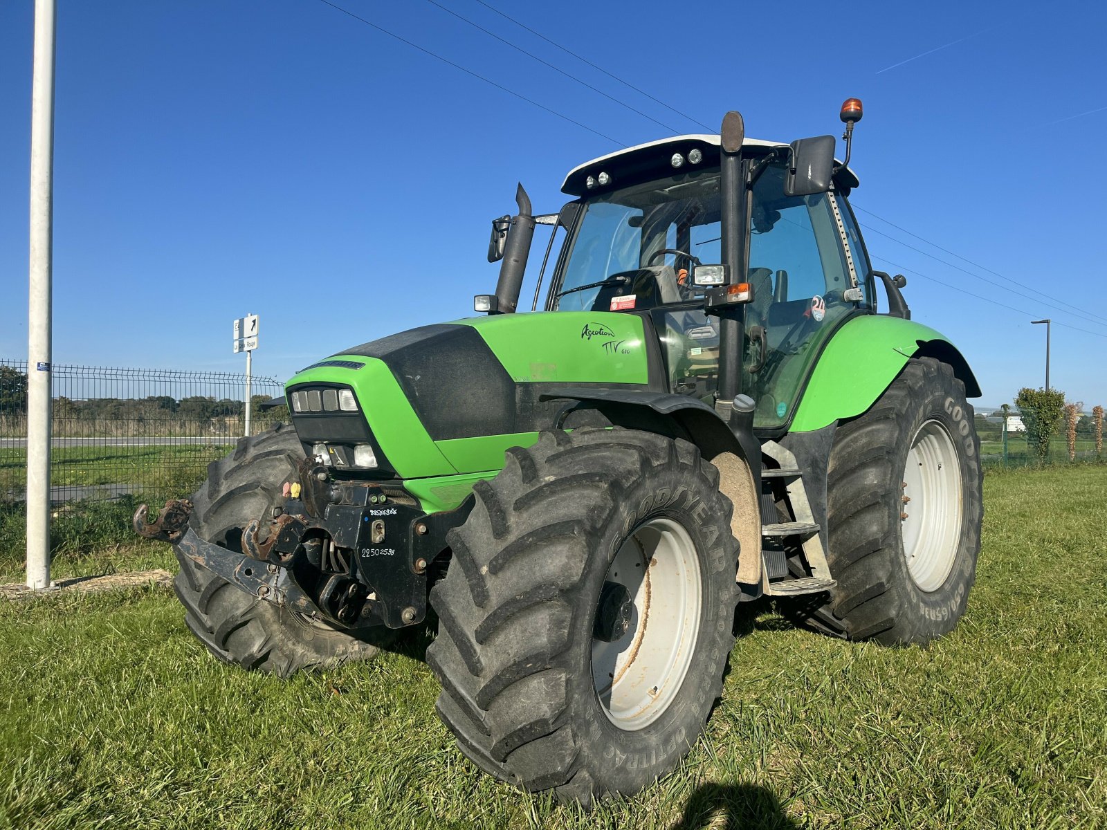 Traktor типа Deutz-Fahr 6.10 TTV, Gebrauchtmaschine в PONTIVY (Фотография 2)