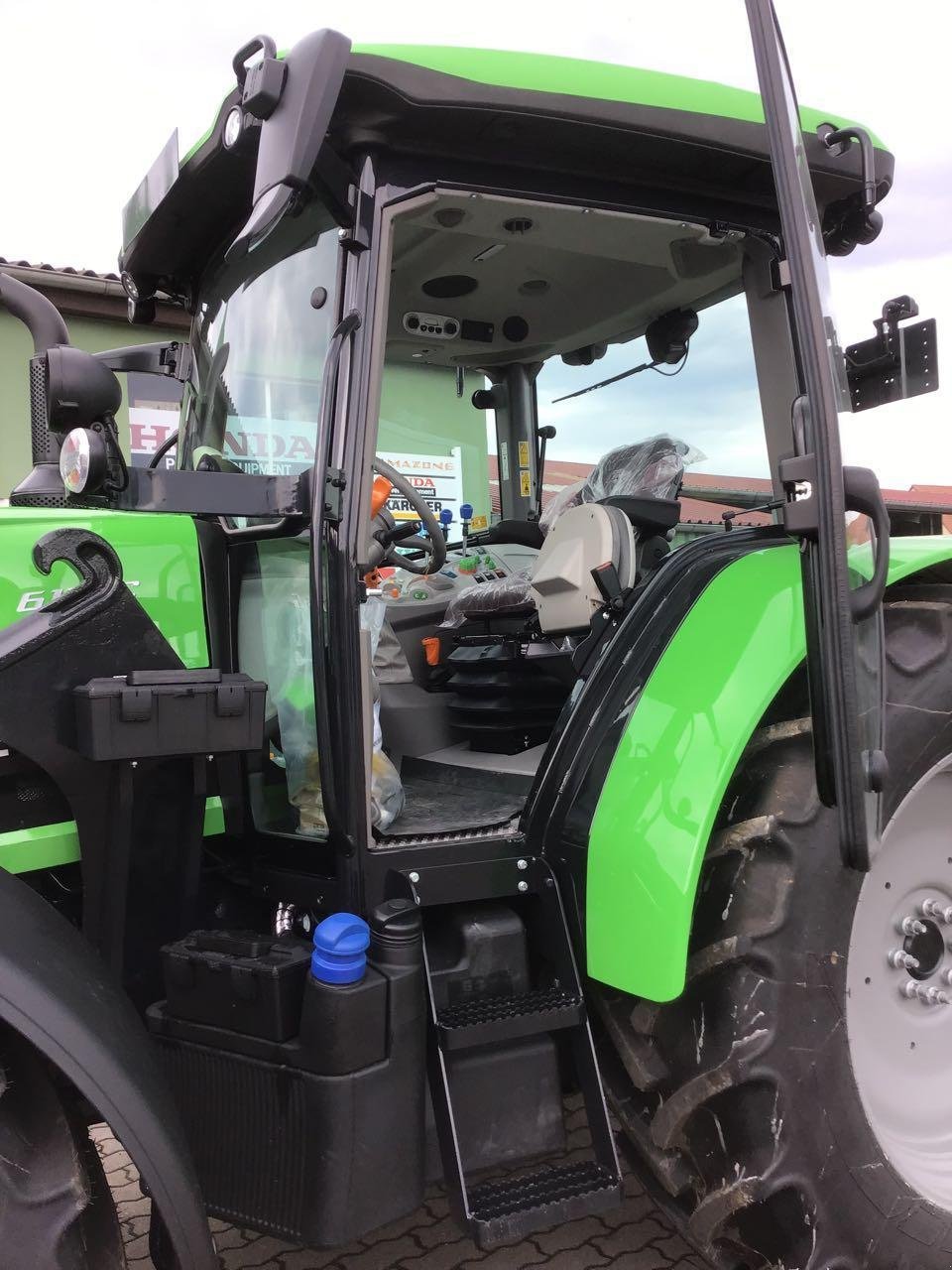 Traktor του τύπου Deutz-Fahr 6115 C, Neumaschine σε Burgbernheim (Φωτογραφία 8)