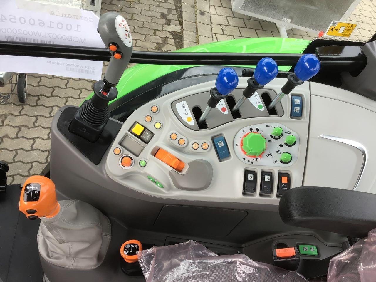 Traktor του τύπου Deutz-Fahr 6115 C, Neumaschine σε Burgbernheim (Φωτογραφία 9)