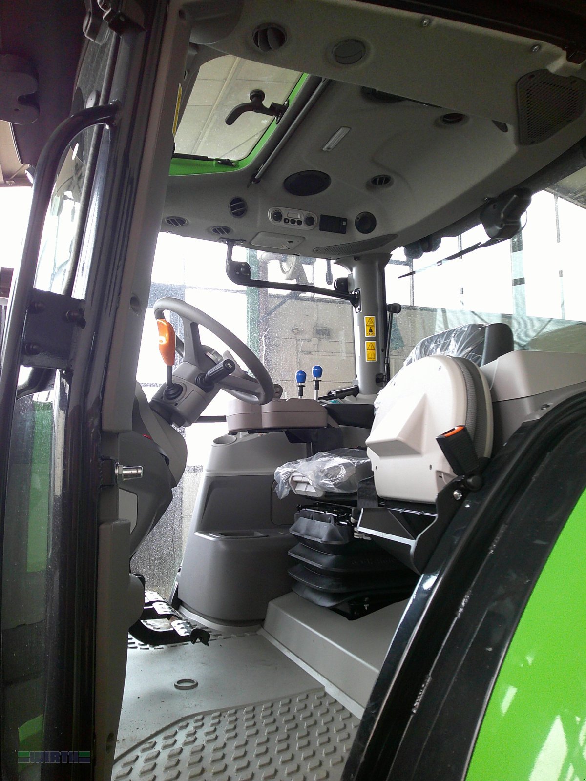 Traktor des Typs Deutz-Fahr 6125 C TTV stufenlos "Abverkauf Werks/Ausstellungsmaschine", Neumaschine in Buchdorf (Bild 9)