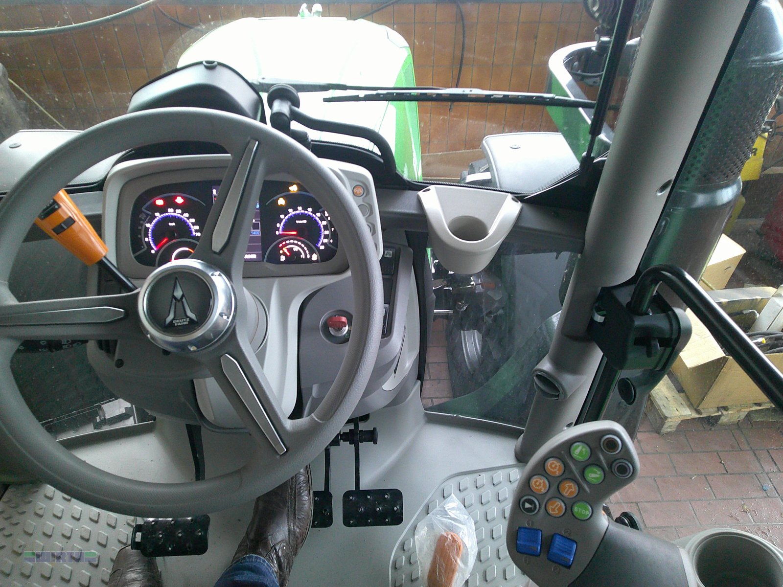 Traktor des Typs Deutz-Fahr 6125 C TTV stufenlos "Abverkauf Werks/Ausstellungsmaschine", Neumaschine in Buchdorf (Bild 16)