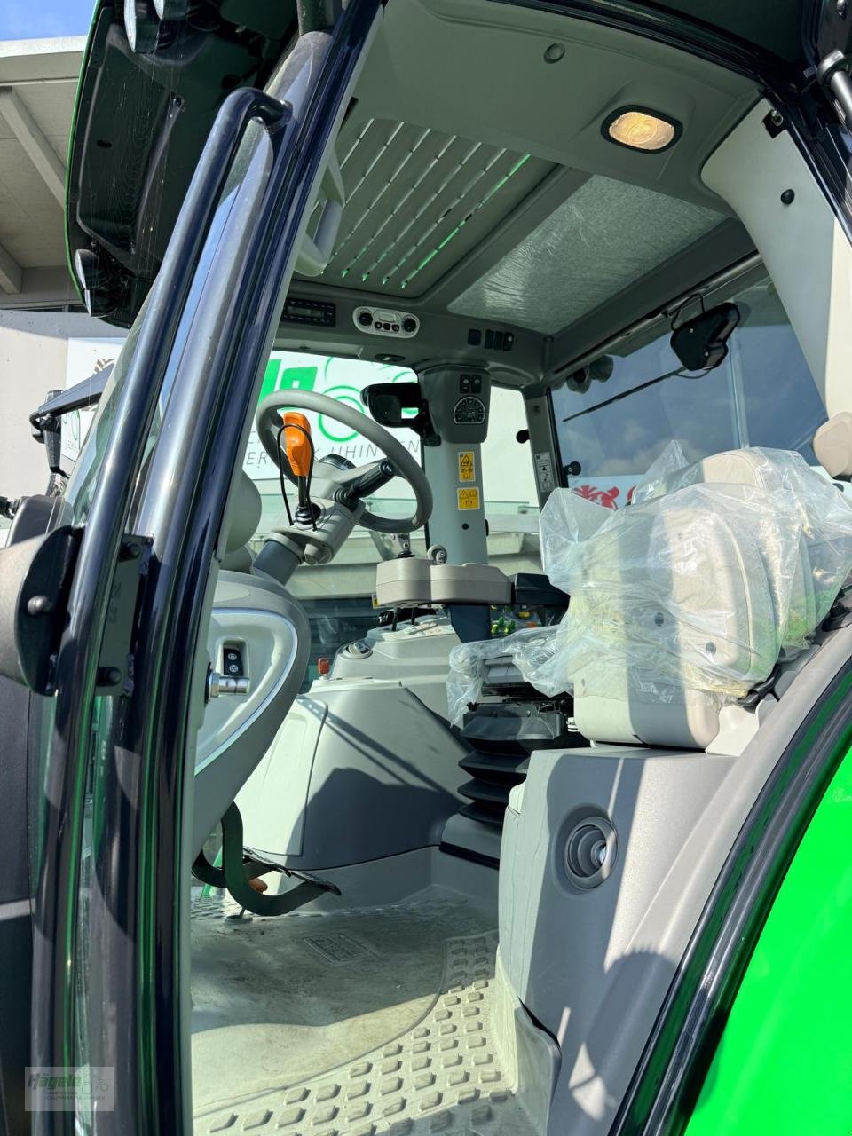 Traktor типа Deutz-Fahr 6130.4 RV SHIFT, Neumaschine в Uhingen (Фотография 4)