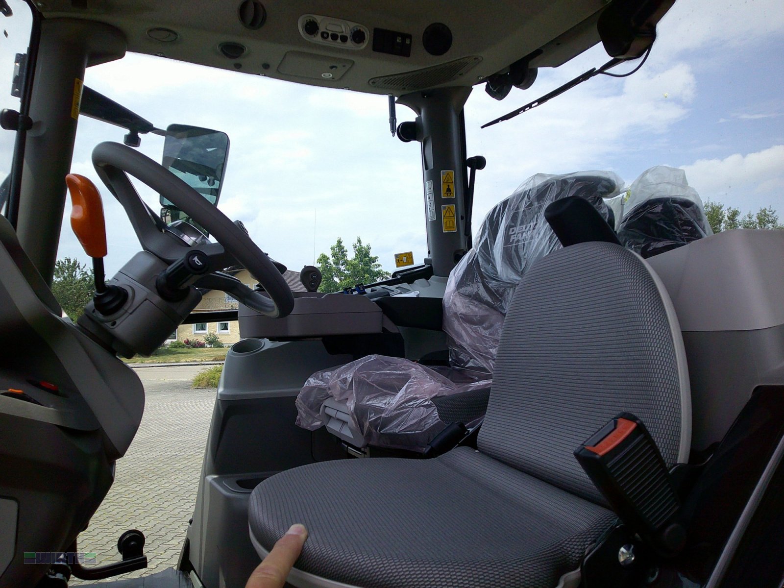 Traktor от тип Deutz-Fahr 6135 C TTV, Warrior Java grün, auf Wunsch Frontladerschwinge kostenlos, Neumaschine в Buchdorf (Снимка 17)