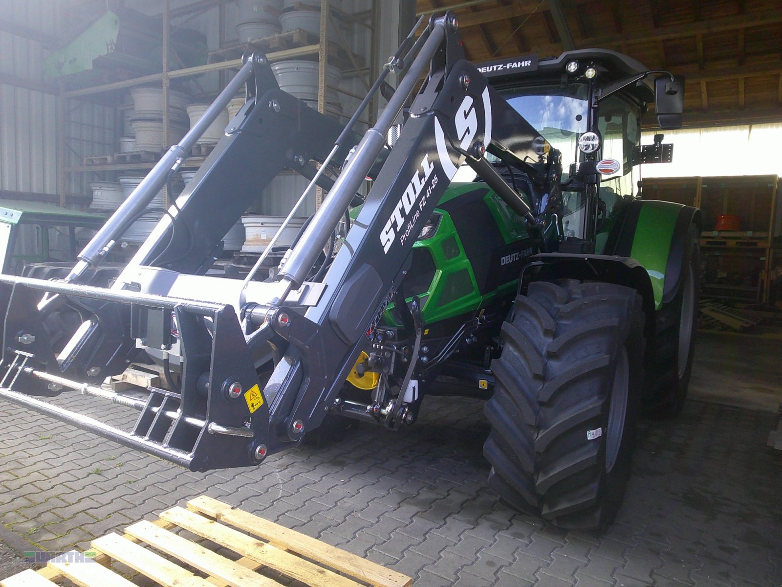 Traktor от тип Deutz-Fahr 6135 C TTV, Warrior Java grün, auf Wunsch Frontladerschwinge kostenlos, Neumaschine в Buchdorf (Снимка 27)