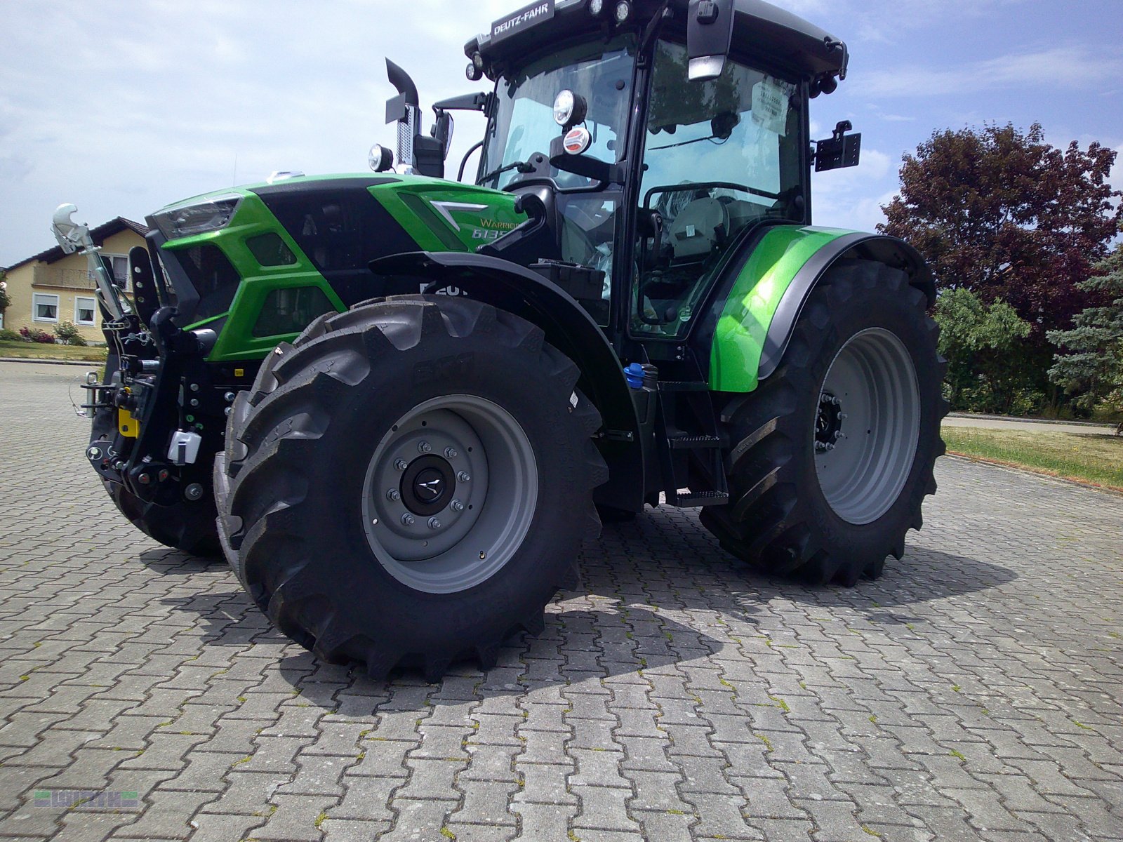 Traktor от тип Deutz-Fahr 6135 C TTV "Warrior Java grün Sondermodell" "Frontladerschwinge kostenlos", Neumaschine в Buchdorf (Снимка 7)