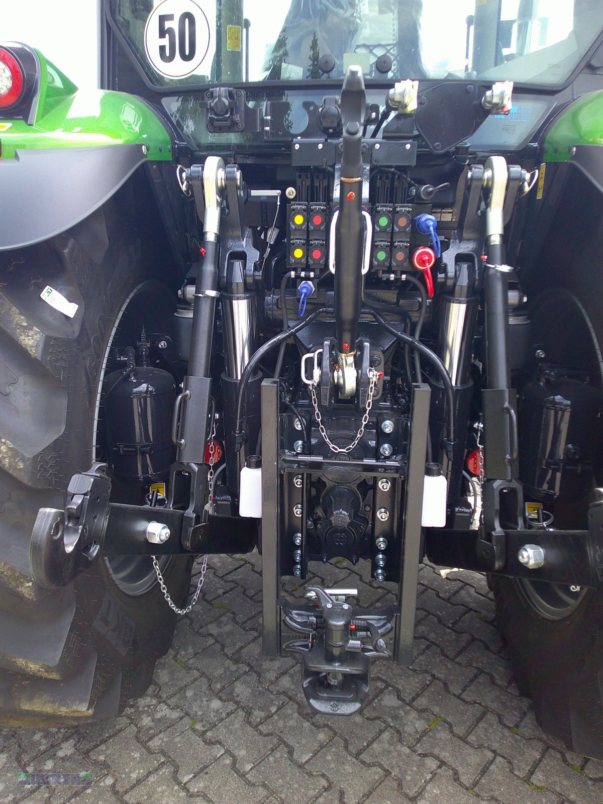 Traktor от тип Deutz-Fahr 6135 C TTV "Warrior Java grün Sondermodell" "Frontladerschwinge kostenlos", Neumaschine в Buchdorf (Снимка 14)