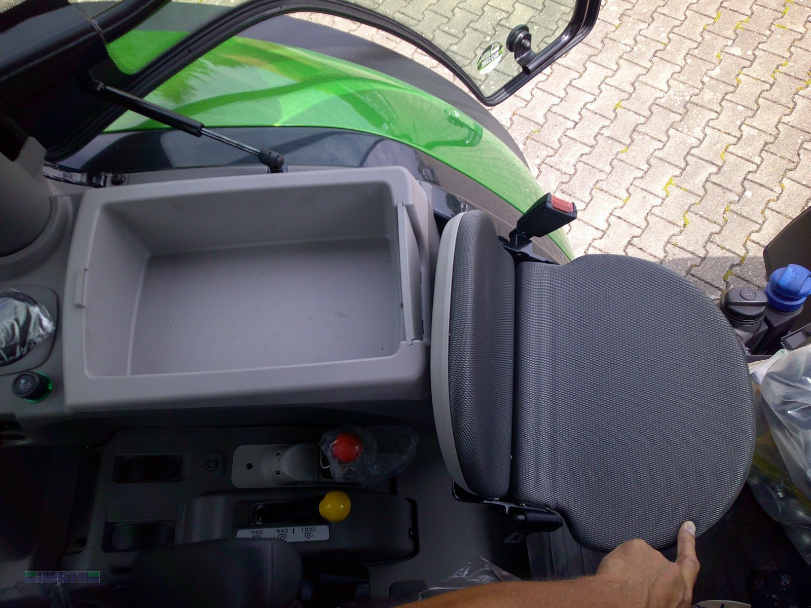 Traktor от тип Deutz-Fahr 6135 C TTV "Warrior Java grün Sondermodell" "Frontladerschwinge kostenlos", Neumaschine в Buchdorf (Снимка 21)