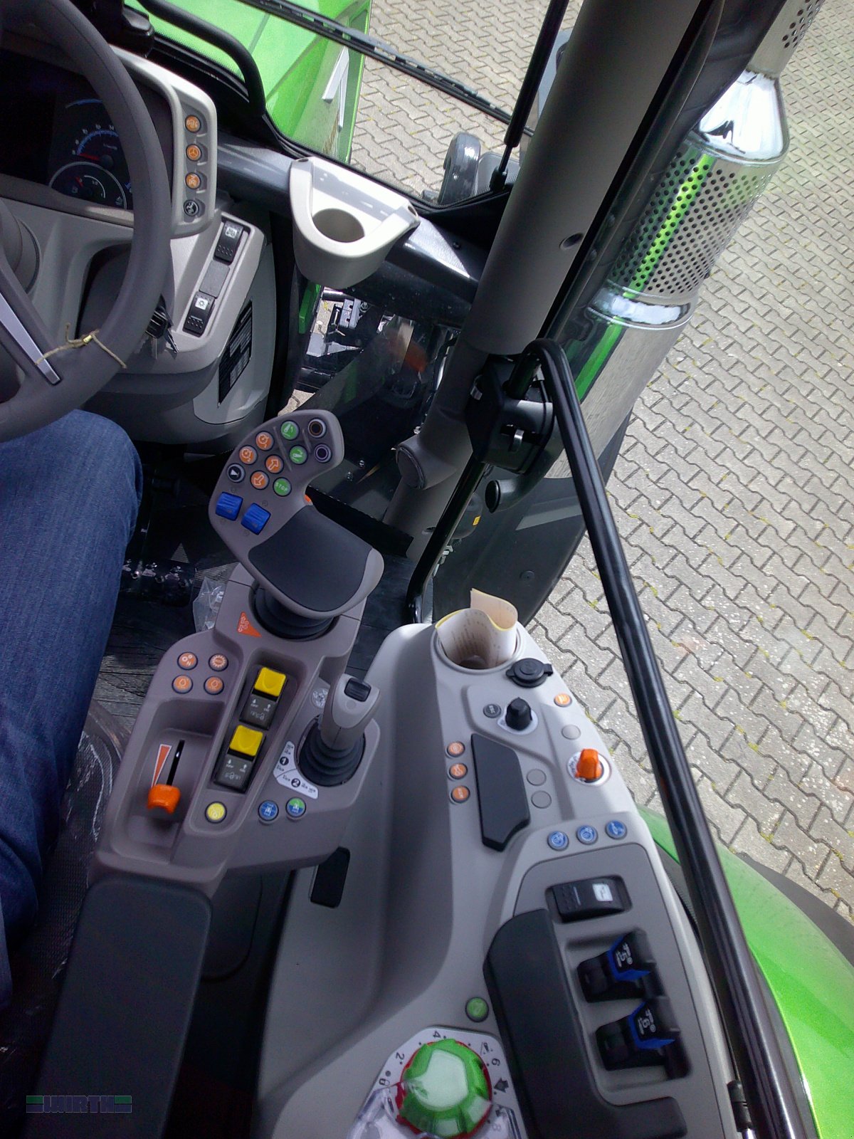 Traktor от тип Deutz-Fahr 6135 C TTV "Warrior Java grün Sondermodell" "Frontladerschwinge kostenlos", Neumaschine в Buchdorf (Снимка 23)