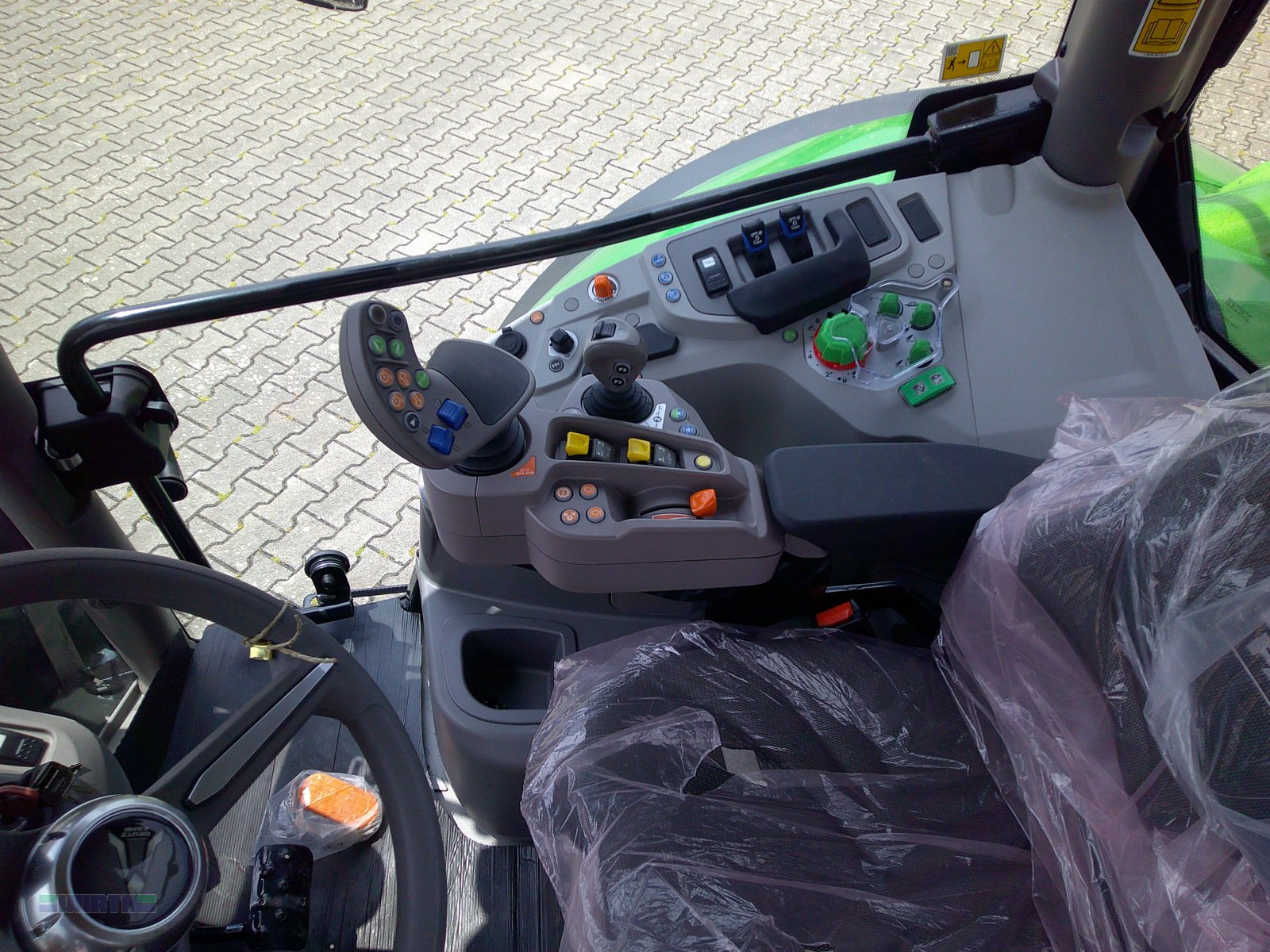 Traktor от тип Deutz-Fahr 6135 C TTV "Warrior Java grün Sondermodell" "Frontladerschwinge kostenlos", Neumaschine в Buchdorf (Снимка 25)