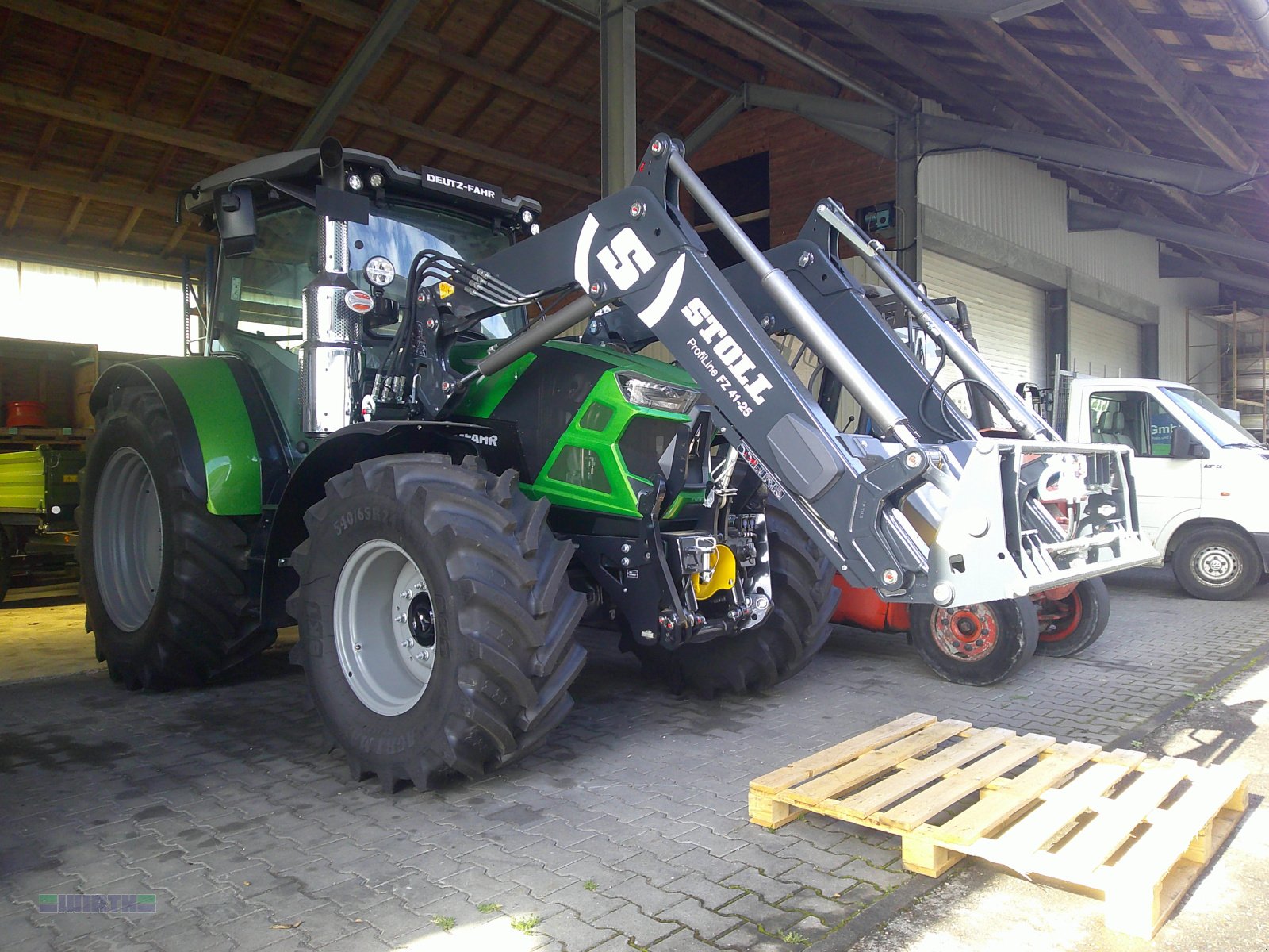 Traktor от тип Deutz-Fahr 6135 C TTV "Warrior Java grün Sondermodell" "Frontladerschwinge kostenlos", Neumaschine в Buchdorf (Снимка 1)