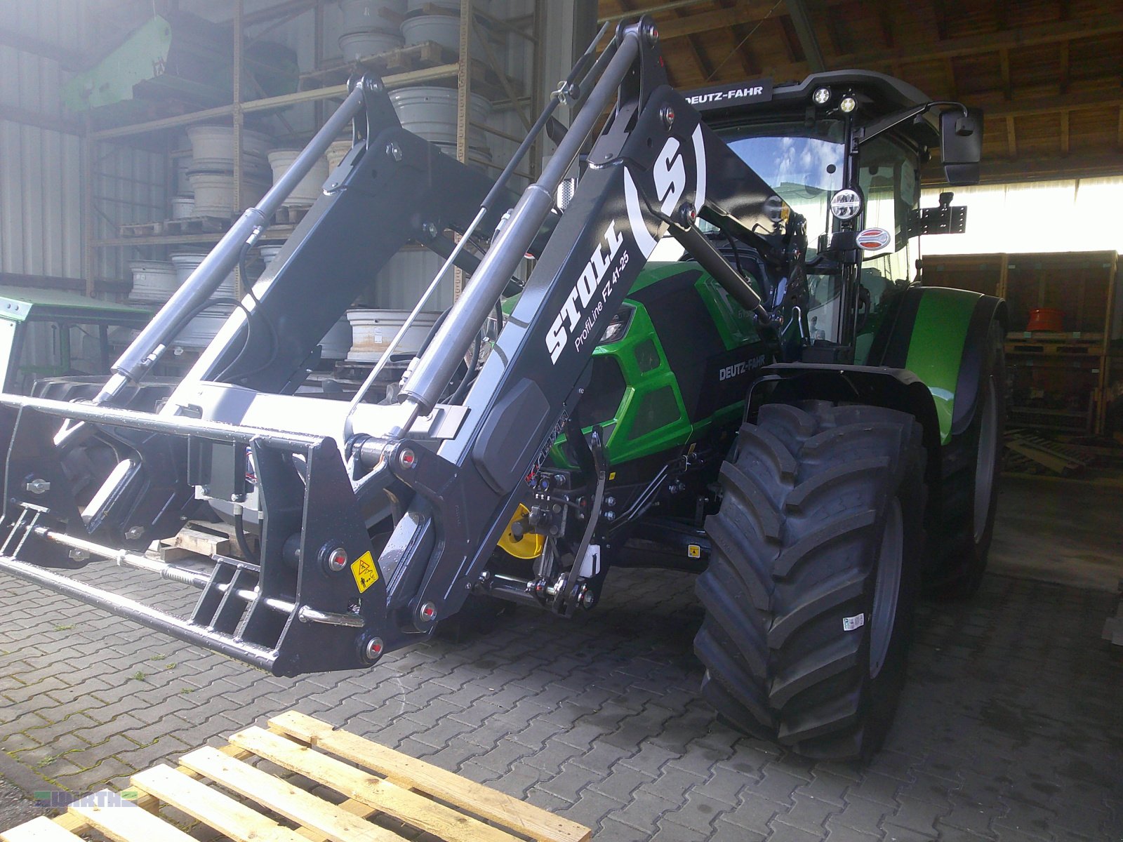 Traktor от тип Deutz-Fahr 6135 C TTV "Warrior Java grün Sondermodell" "Frontladerschwinge kostenlos", Neumaschine в Buchdorf (Снимка 2)