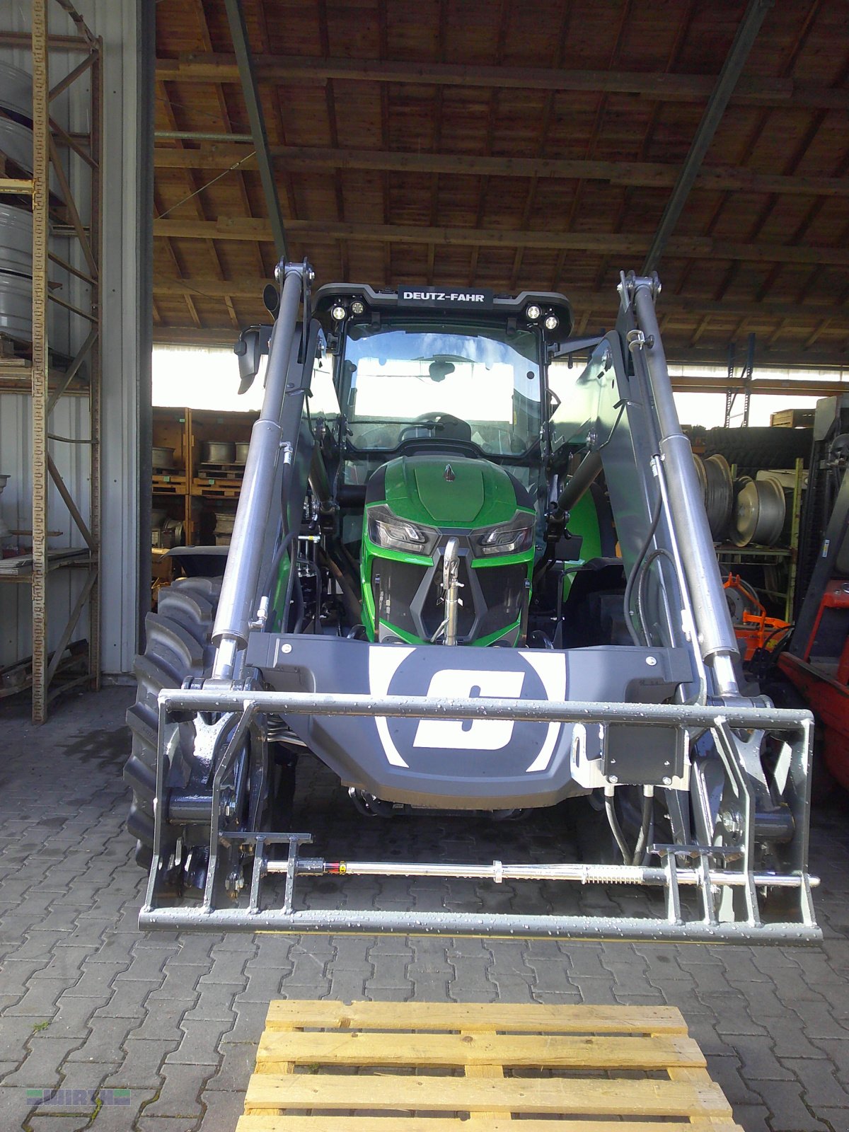 Traktor от тип Deutz-Fahr 6135 C TTV "Warrior Java grün Sondermodell" "Frontladerschwinge kostenlos", Neumaschine в Buchdorf (Снимка 28)