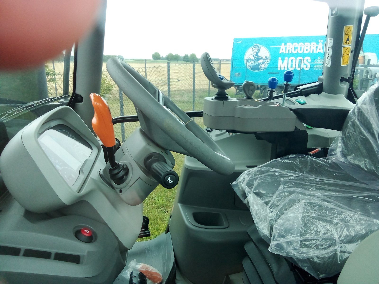 Traktor of the type Deutz-Fahr 6135 C TTV, Neumaschine in OSTERHOFEN (Picture 5)