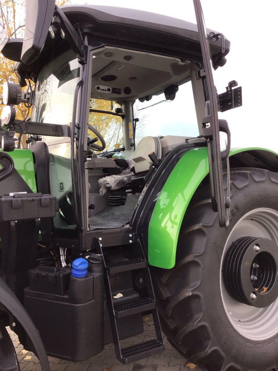 Traktor des Typs Deutz-Fahr 6135 C TTV, Neumaschine in Burgbernheim (Bild 4)