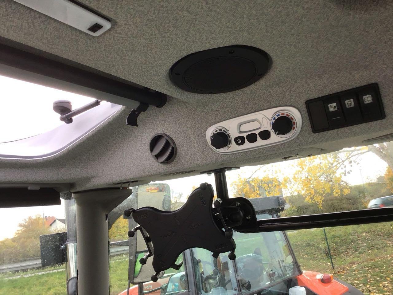 Traktor des Typs Deutz-Fahr 6135 C TTV, Neumaschine in Burgbernheim (Bild 8)