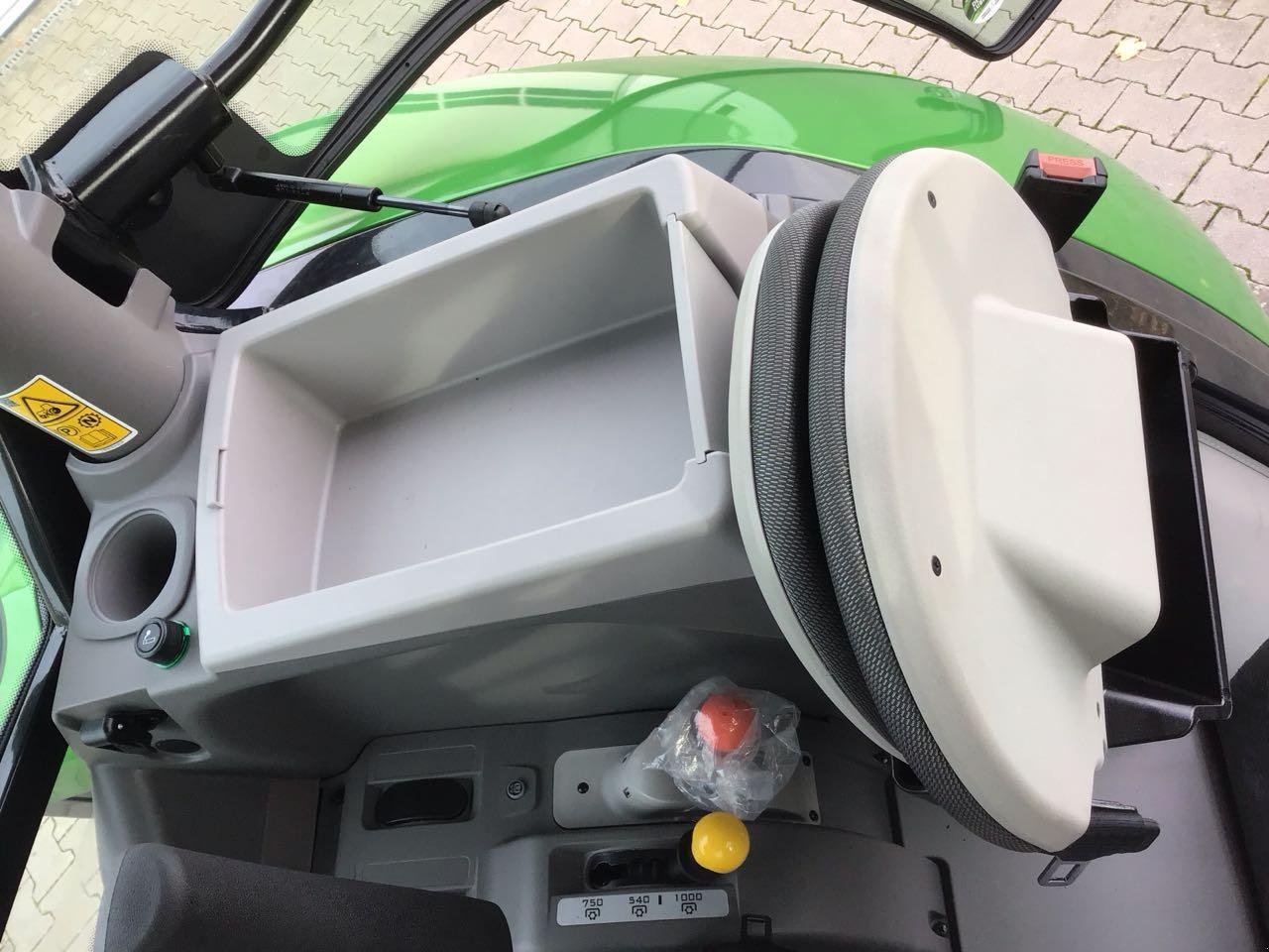 Traktor des Typs Deutz-Fahr 6135 C TTV, Neumaschine in Burgbernheim (Bild 9)