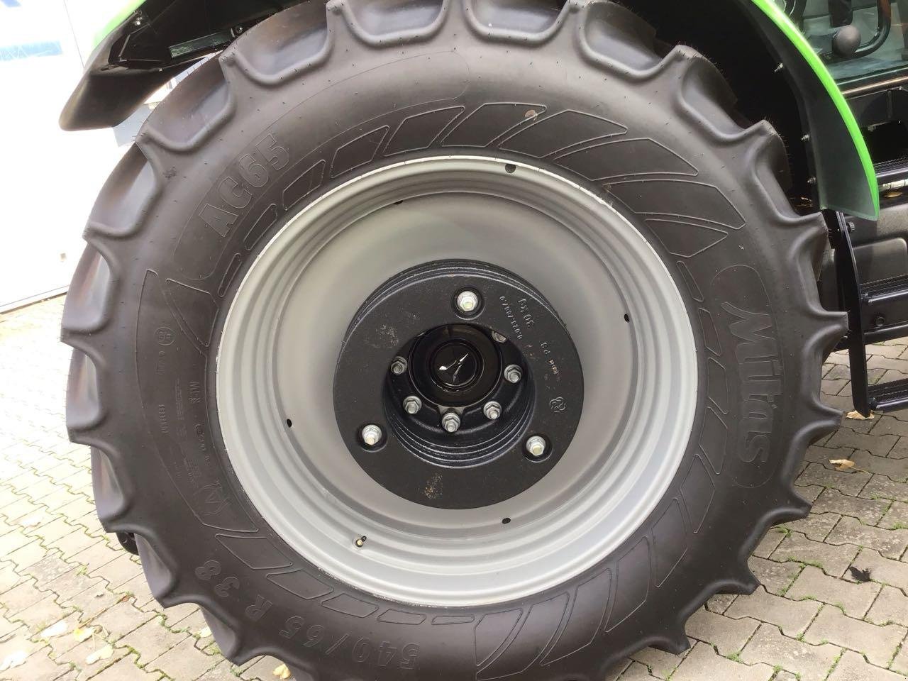 Traktor des Typs Deutz-Fahr 6135 C TTV, Neumaschine in Burgbernheim (Bild 13)