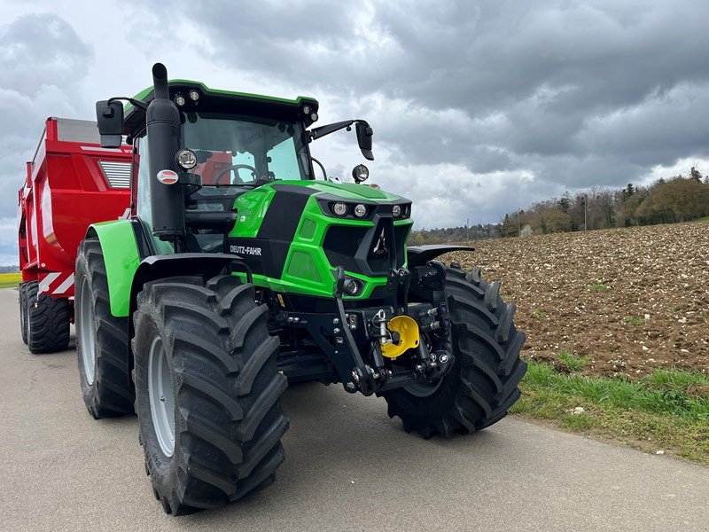 Traktor des Typs Deutz-Fahr 6135c, Neumaschine in Courtedoux (Bild 4)