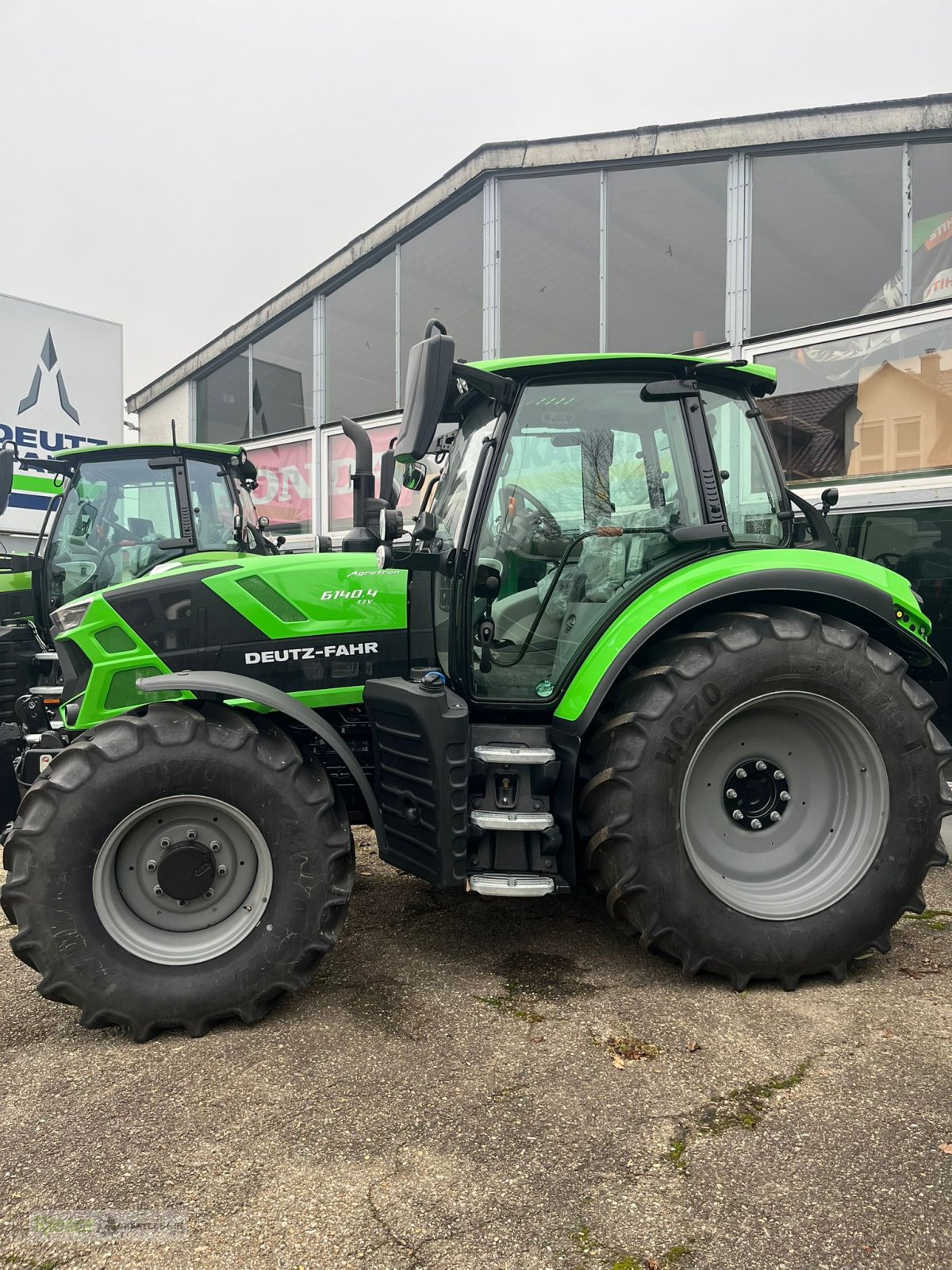 Traktor of the type Deutz-Fahr 6140.4 TTV, Getriebe stufenlos, Werksabverkauf mit Garantie, Neumaschine in Nördlingen (Picture 2)