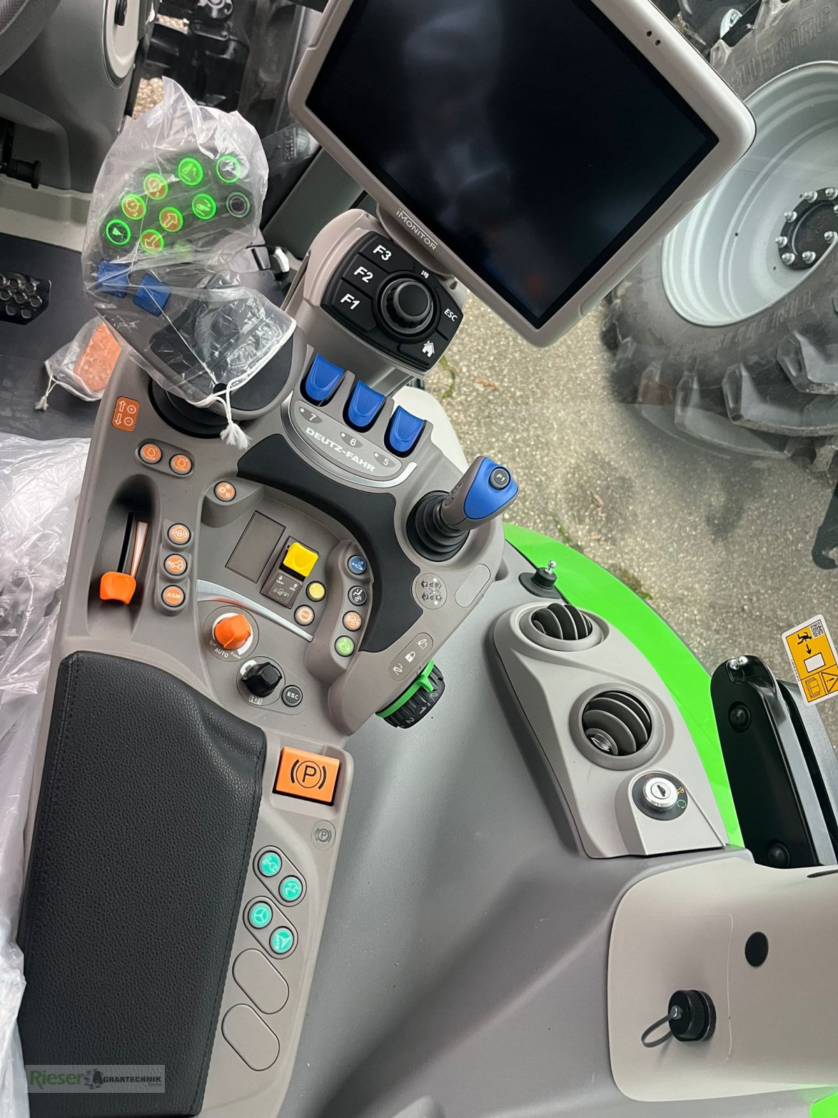 Traktor of the type Deutz-Fahr 6140.4 TTV, Getriebe stufenlos, Werksabverkauf mit Garantie, Neumaschine in Nördlingen (Picture 4)