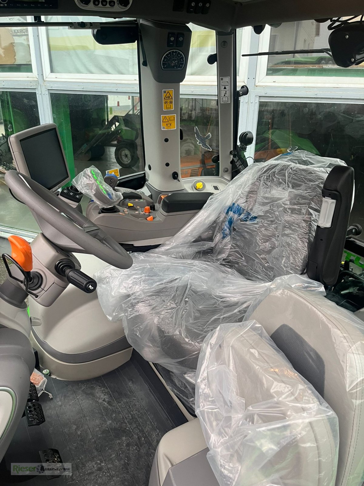 Traktor of the type Deutz-Fahr 6140.4 TTV, Getriebe stufenlos, Werksabverkauf mit Garantie, Neumaschine in Nördlingen (Picture 5)