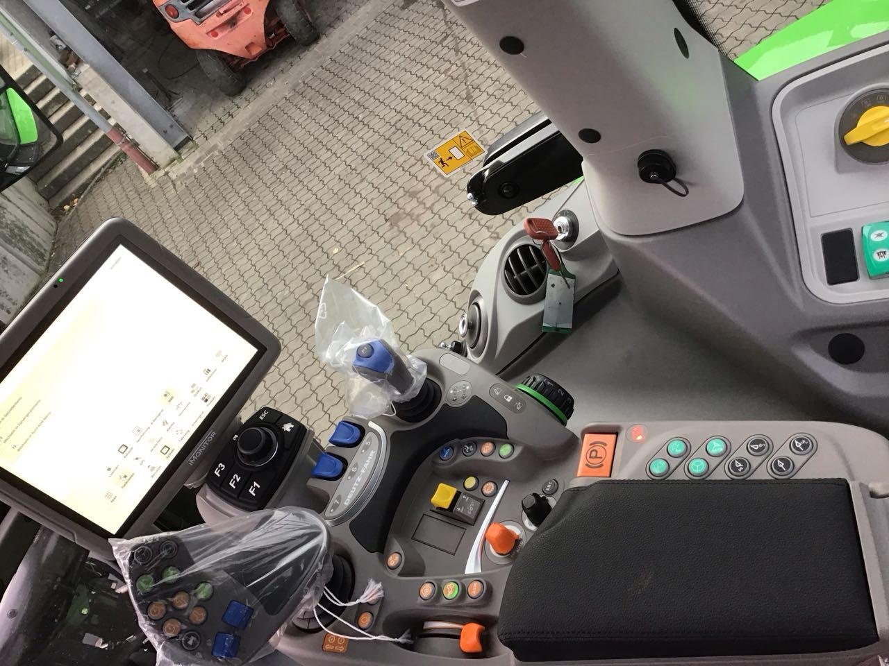 Traktor des Typs Deutz-Fahr 6140.4 TTV, Neumaschine in Burgbernheim (Bild 5)