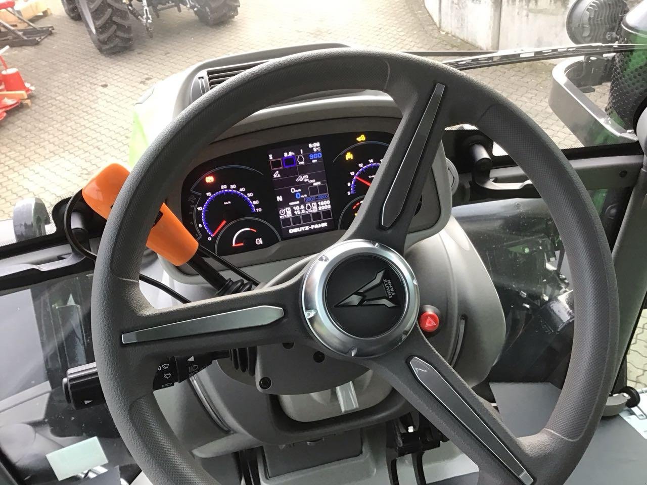 Traktor des Typs Deutz-Fahr 6140.4 TTV, Neumaschine in Burgbernheim (Bild 7)