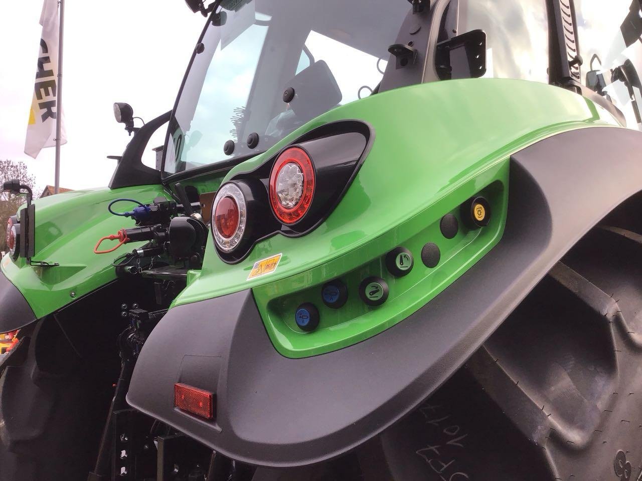 Traktor des Typs Deutz-Fahr 6140.4 TTV, Neumaschine in Burgbernheim (Bild 11)