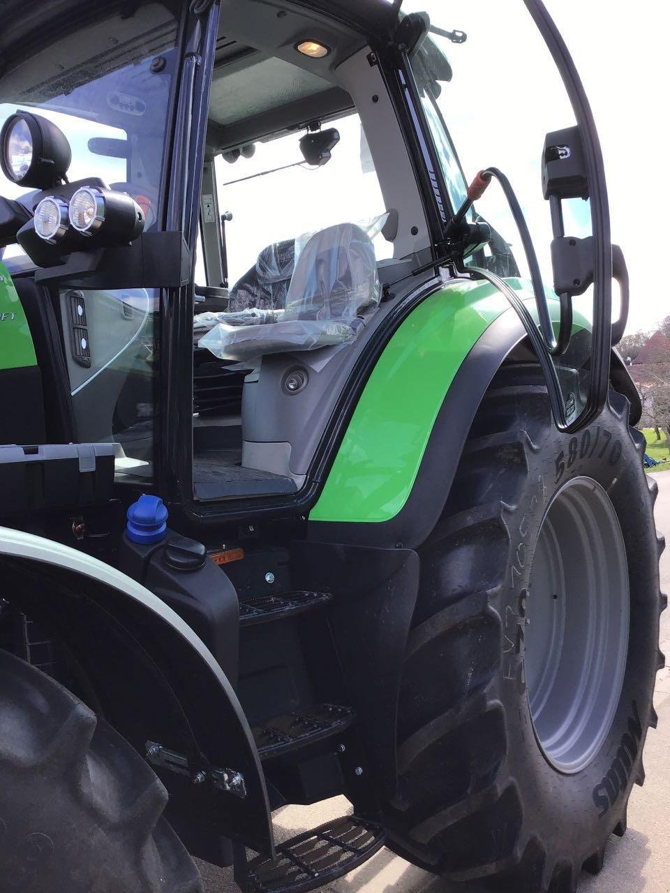 Traktor of the type Deutz-Fahr 6145.4 RC-Shift, Neumaschine in Burgbernheim (Picture 10)