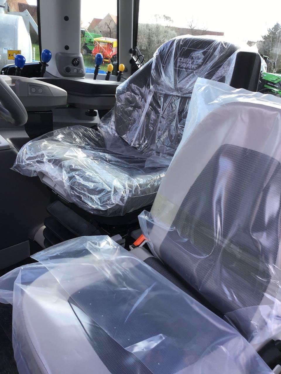 Traktor of the type Deutz-Fahr 6145.4 RC-Shift, Neumaschine in Burgbernheim (Picture 11)