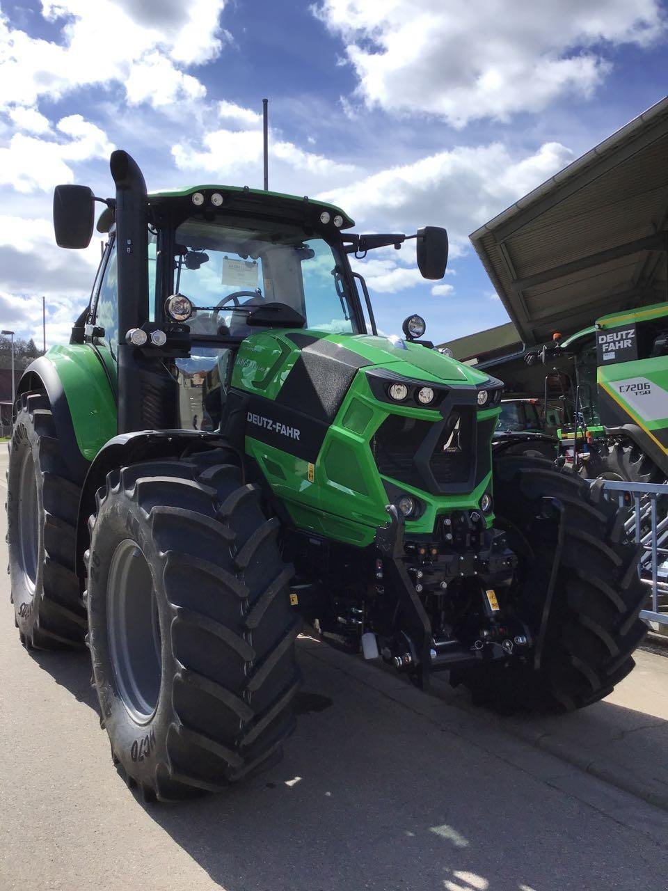 Traktor des Typs Deutz-Fahr 6145.4 RC-Shift, Neumaschine in Burgbernheim (Bild 2)