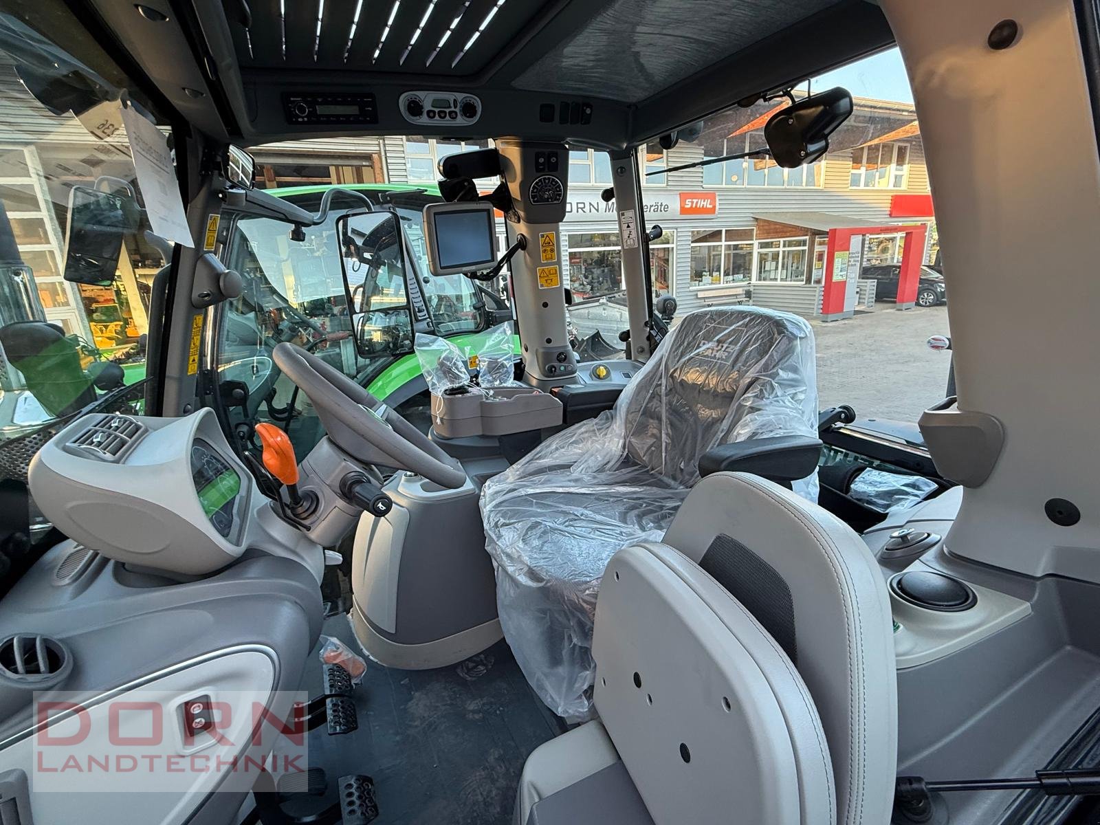 Traktor des Typs Deutz-Fahr 6150.4 RV, Neumaschine in Bruckberg (Bild 5)