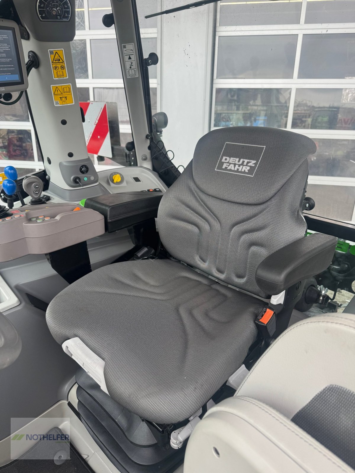 Traktor van het type Deutz-Fahr 6150.4 RVShift *Marketingmaschine*, Neumaschine in Pforzen (Foto 16)