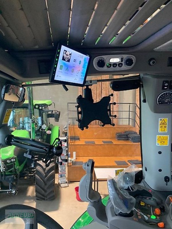 Traktor des Typs Deutz-Fahr 6150.4 TTV 30 Jahre, Neumaschine in Schlettau (Bild 8)