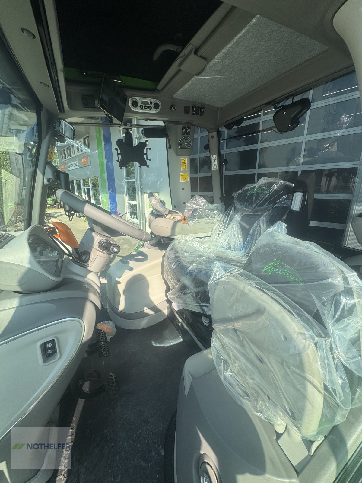 Traktor του τύπου Deutz-Fahr 6150.4 TTV Sondermodell 30 Jahre Agrotron, Neumaschine σε Pforzen (Φωτογραφία 17)