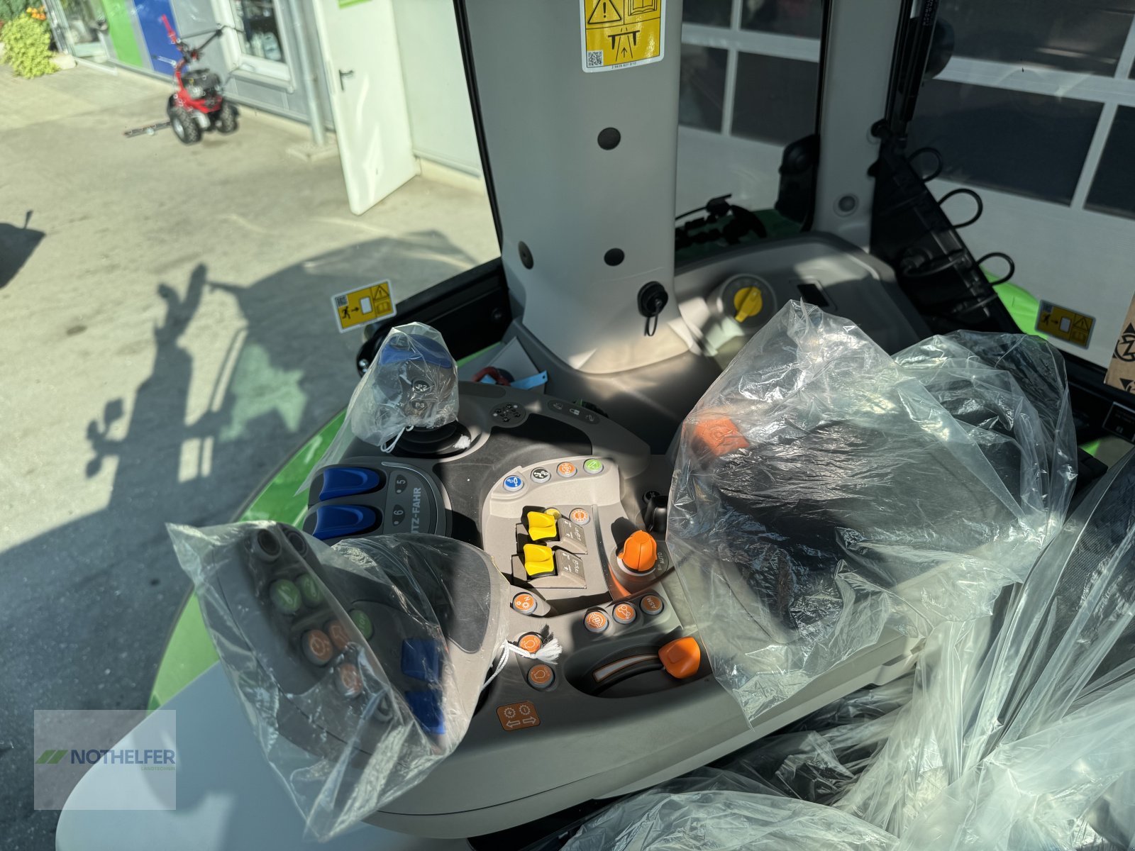 Traktor του τύπου Deutz-Fahr 6150.4 TTV Sondermodell 30 Jahre Agrotron, Neumaschine σε Pforzen (Φωτογραφία 19)