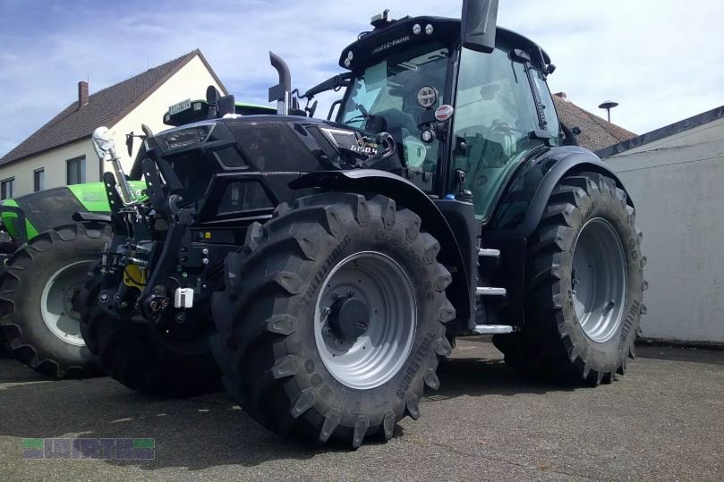 Traktor des Typs Deutz-Fahr 6150.4 TTV WARRIOR "Vorführschlapper" Black Deal Nachlass 5000 € im Nov., Neumaschine in Buchdorf (Bild 1)