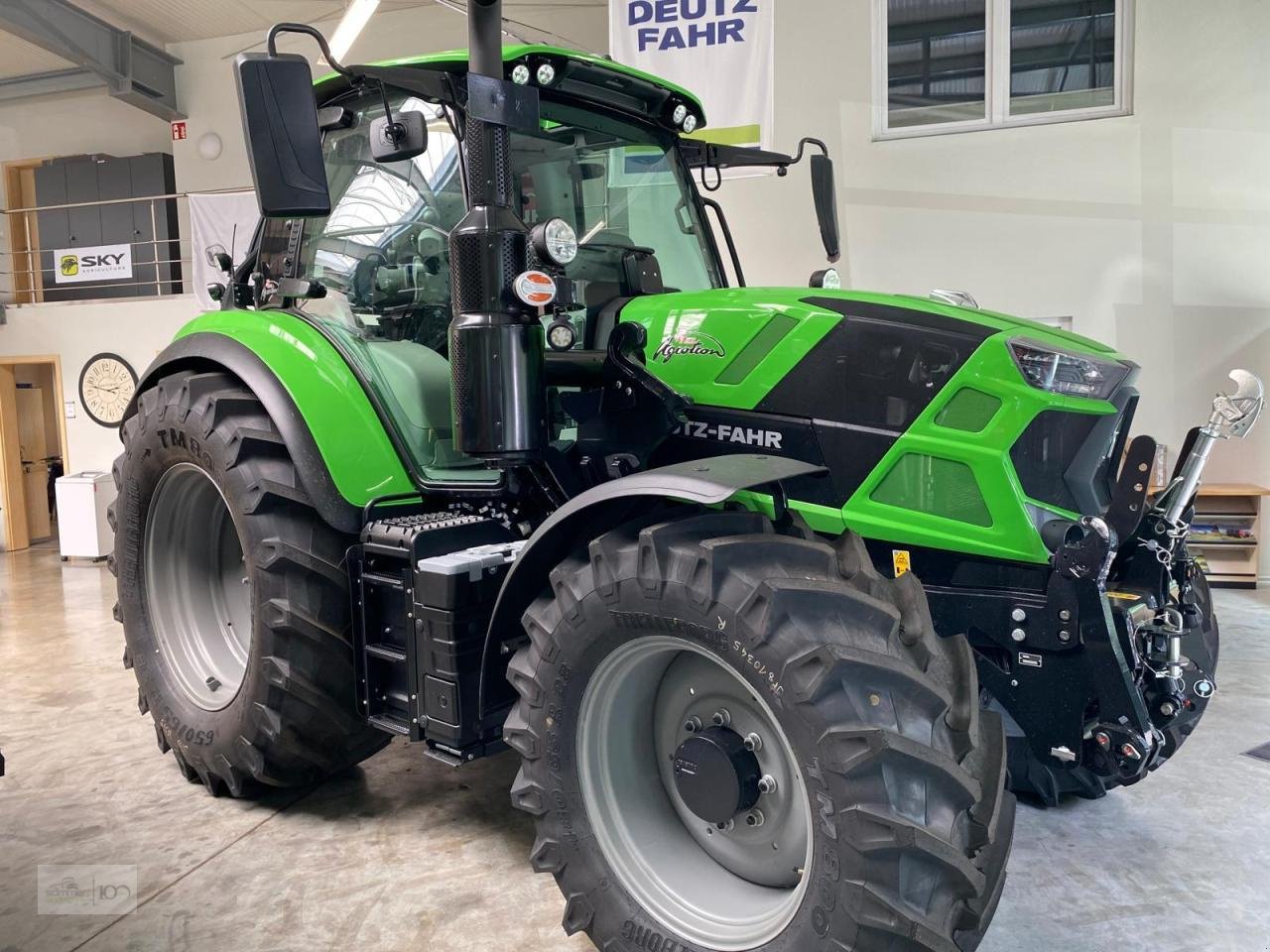 Traktor des Typs Deutz-Fahr 6150.4 TTV, Neumaschine in Eslohe–Bremke (Bild 1)