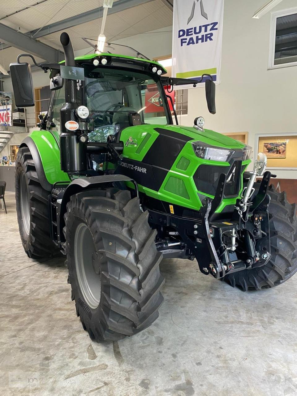 Traktor des Typs Deutz-Fahr 6150.4 TTV, Neumaschine in Eslohe–Bremke (Bild 2)