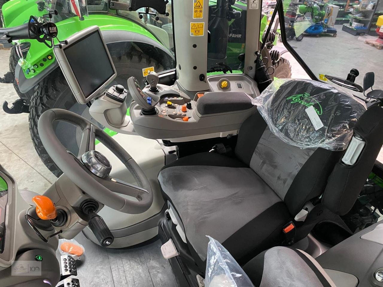 Traktor des Typs Deutz-Fahr 6150.4 TTV, Neumaschine in Eslohe–Bremke (Bild 3)