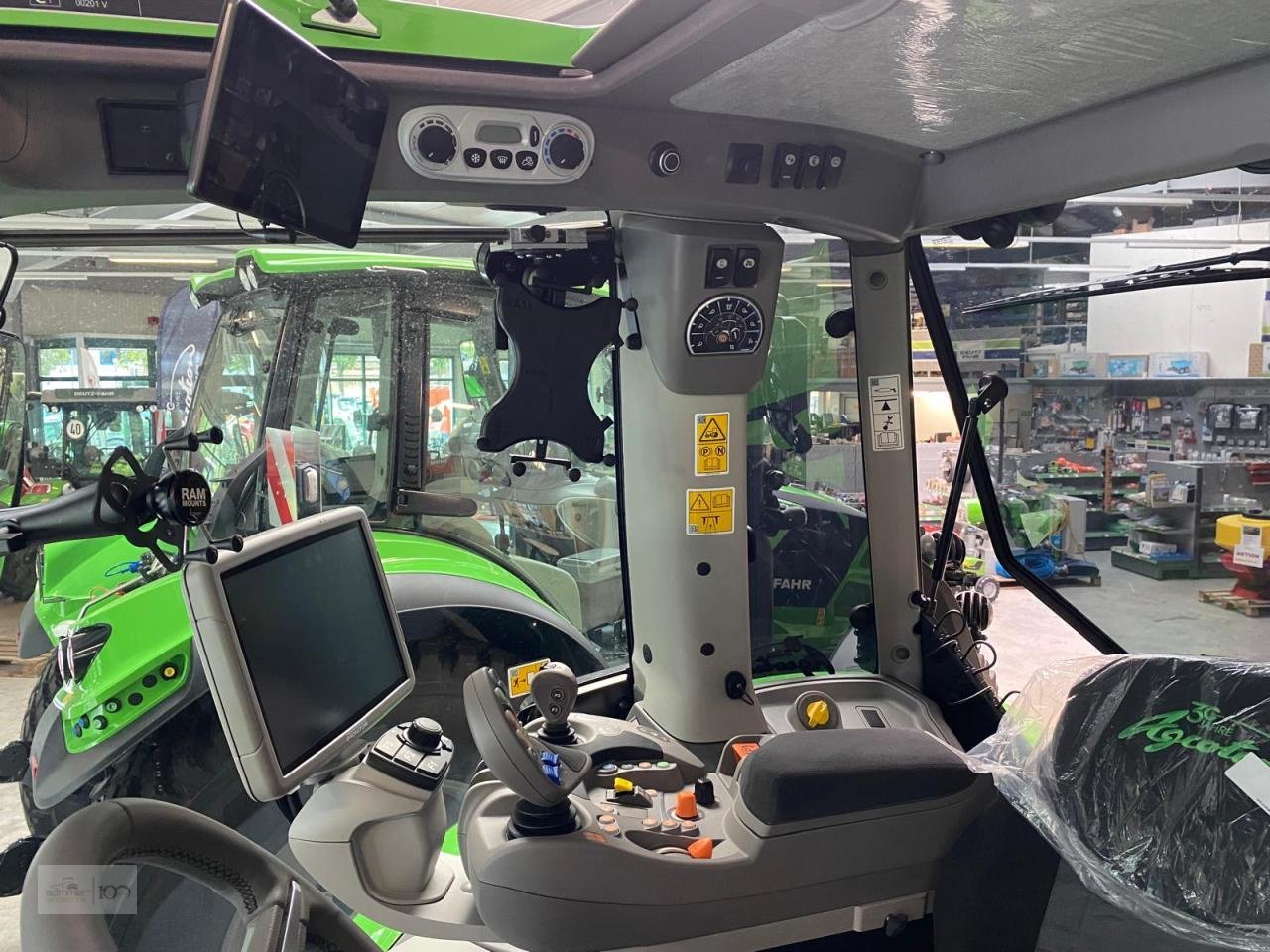 Traktor des Typs Deutz-Fahr 6150.4 TTV, Neumaschine in Eslohe–Bremke (Bild 4)