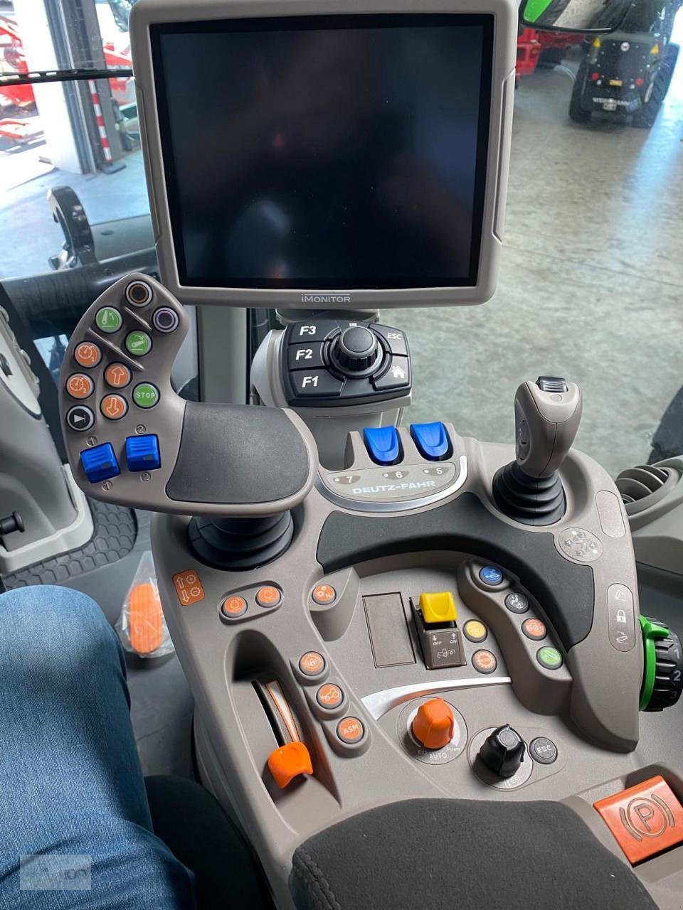 Traktor des Typs Deutz-Fahr 6150.4 TTV, Neumaschine in Eslohe–Bremke (Bild 5)