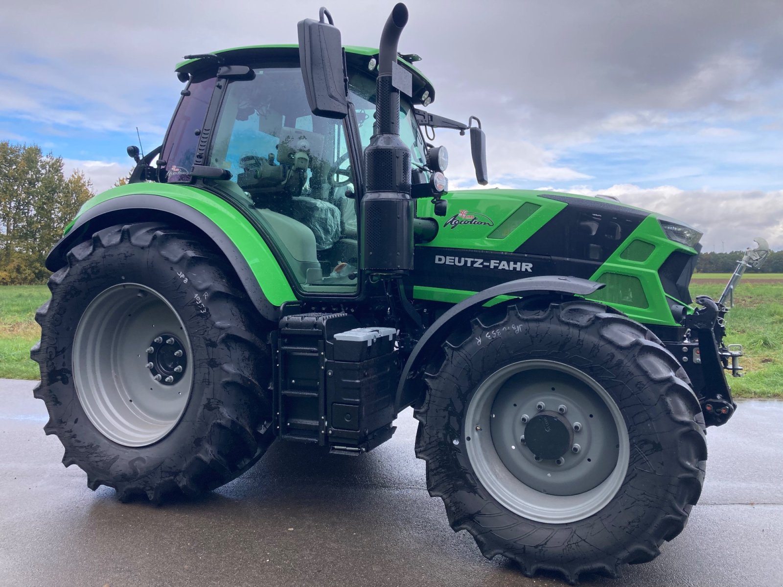 Traktor des Typs Deutz-Fahr 6150.4, Neumaschine in Jüterbog (Bild 2)
