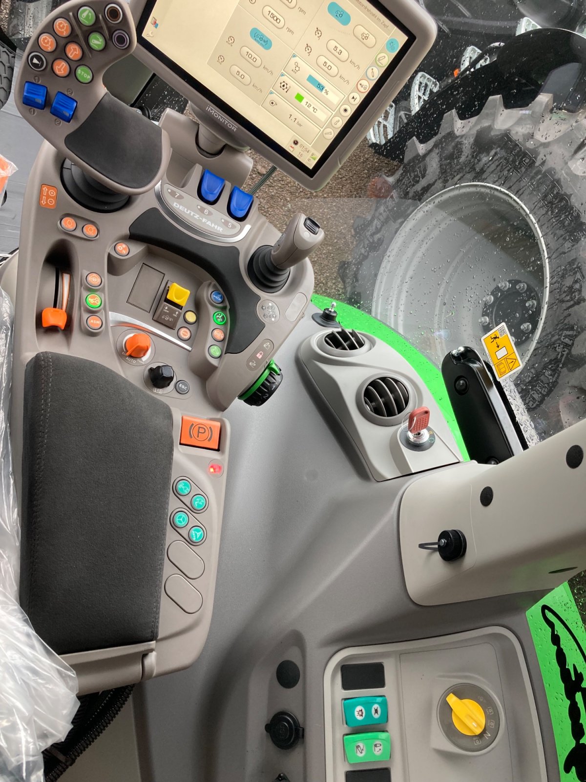 Traktor des Typs Deutz-Fahr 6150.4, Neumaschine in Jüterbog (Bild 9)