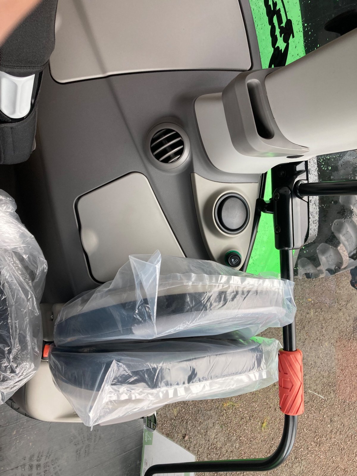 Traktor des Typs Deutz-Fahr 6150.4, Neumaschine in Jüterbog (Bild 12)