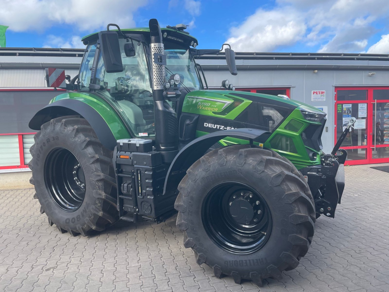 Traktor of the type Deutz-Fahr 6190 TTV Warrior, Neumaschine in Dannstadt-Schauernheim (Picture 1)