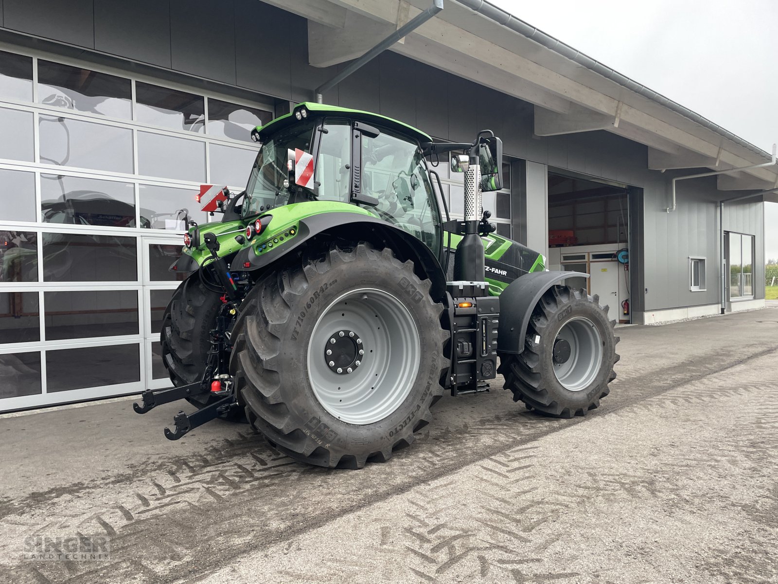 Traktor des Typs Deutz-Fahr 6210 TTV Agrotron Warrior, Neumaschine in Ebenhofen (Bild 5)